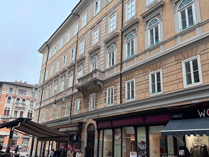 Appartamento trilocale in affitto in Borgo Teresiano, Trieste