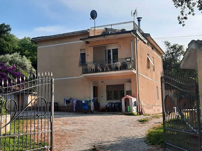 Casa con 8 locali in vendita in Macerata