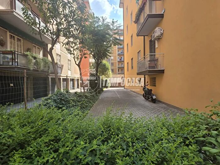 Appartamento trilocale in vendita in Via Mascarella, Bologna