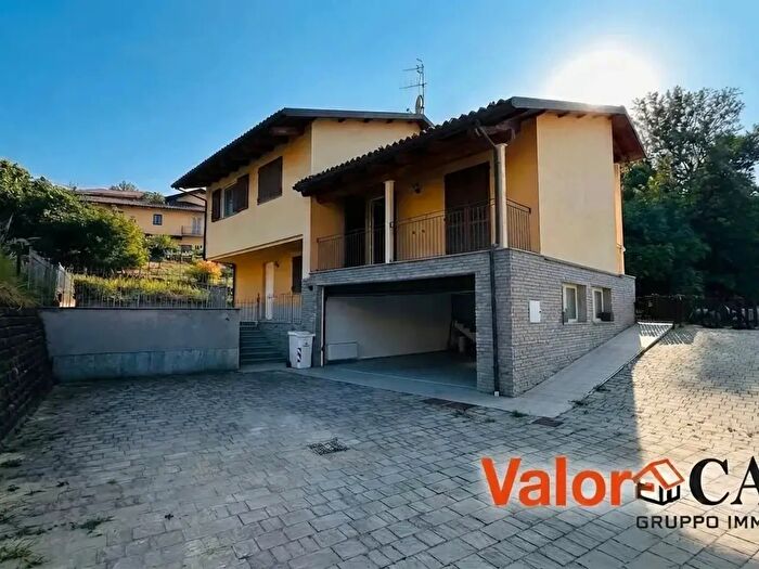 Casa quadrilocale in vendita in La Morra