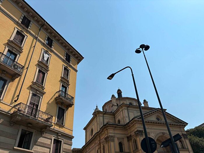 Appartamento trilocale in affitto in Via Vincenzo Viviani, Centrale, Milano