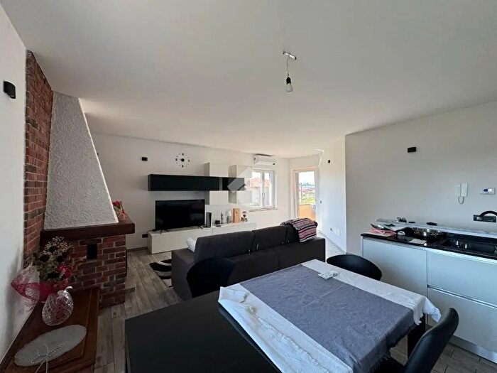 Casa con 8 locali in vendita in Via Strera, Oleggio