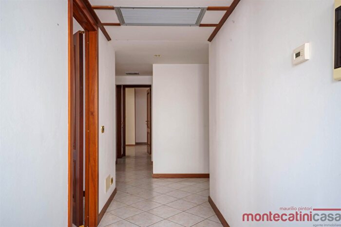 Appartamento con 5 locali in vendita in Montecatini Terme