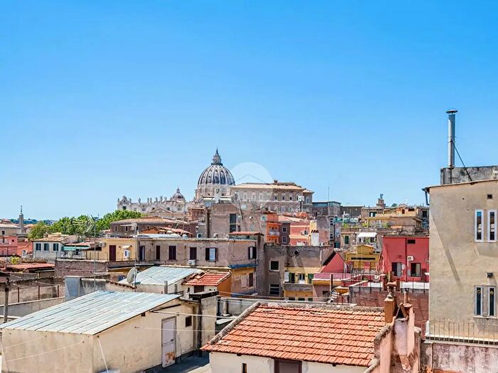 Appartamento trilocale in vendita in Piazza Capponi, Roma