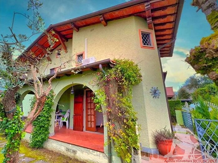 Casa con 8 locali in vendita in Forte Dei Marmi