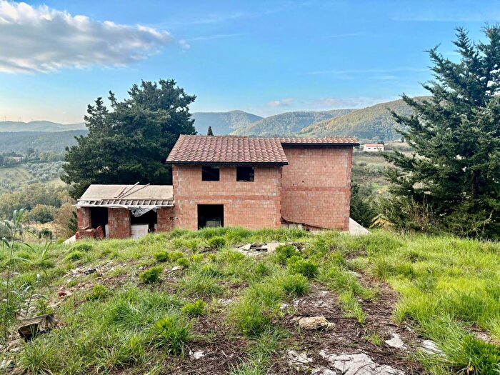 Casa con 5 locali in vendita in Chianni