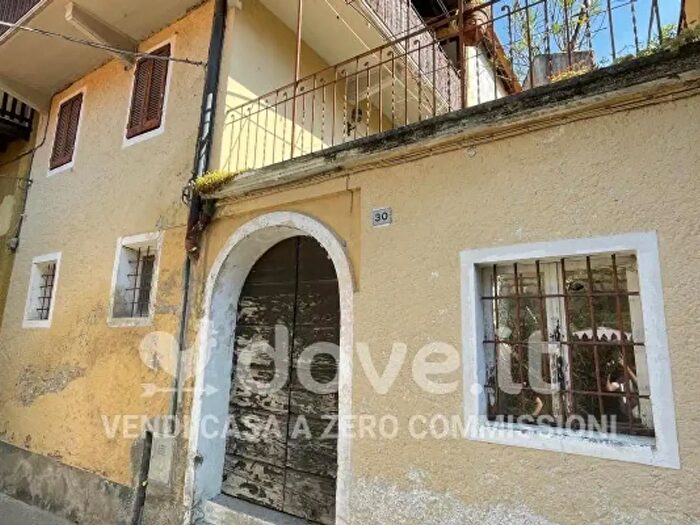 Casa trilocale in vendita in Via San Genesio, Castelveccana