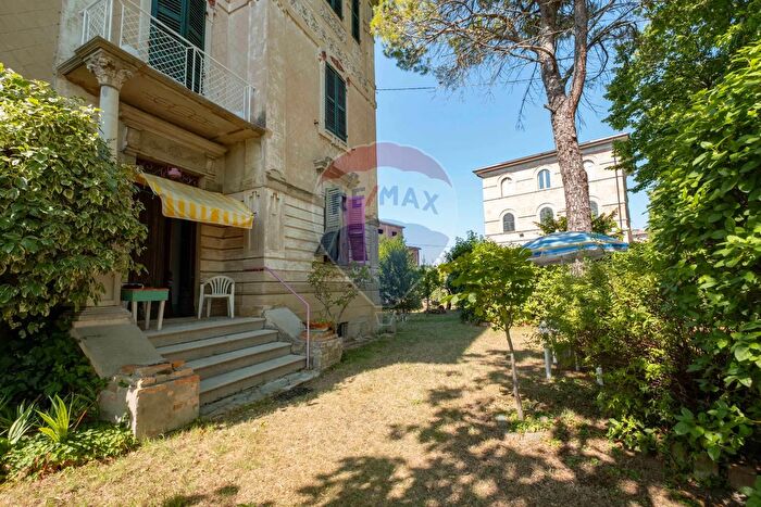 Appartamento con 5 locali in vendita in Viale della Vittoria b, Cupramontana