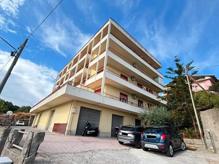 Appartamento con 5 locali in vendita in Viale Ugo Foscolo, Barcellona Pozzo Di Gotto