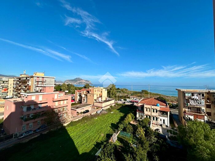 Appartamento quadrilocale in vendita in Vicolo Caracausi, Palermo