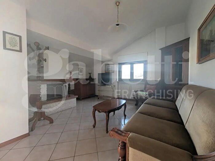 Appartamento trilocale in affitto in Via Assisi, Bettona