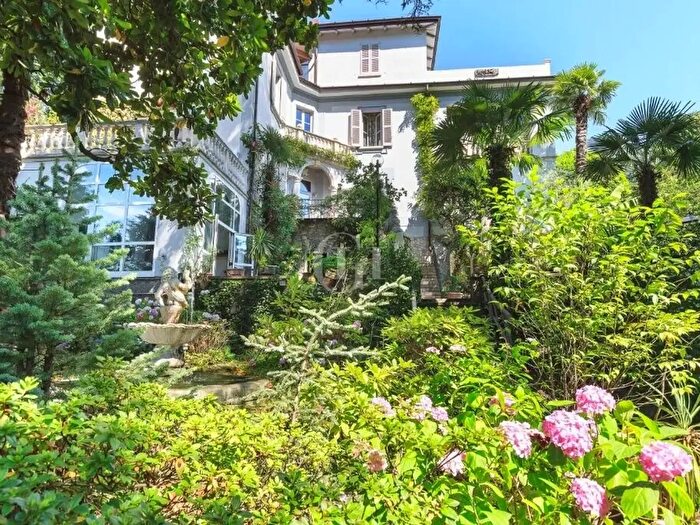 Casa con 9 locali in vendita in Dizzasco