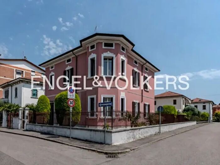 Casa con 6 locali in vendita in Via Torello Saraina, Verona