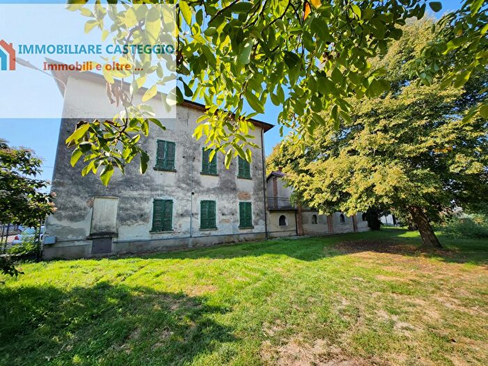 Casa con 8 locali in vendita in Via Roma, Casteggio