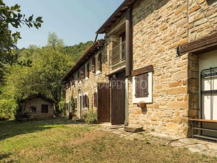 Casa con 8 locali in vendita in Polinago