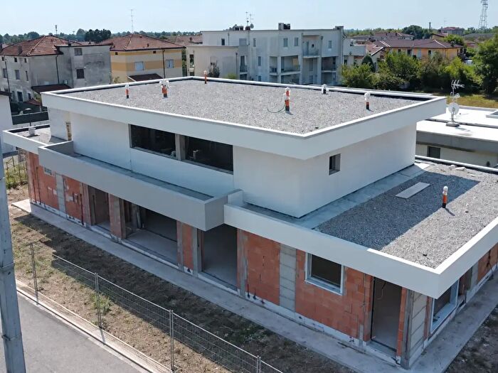 Appartamento quadrilocale in vendita in Via Mingotti, Castrezzato
