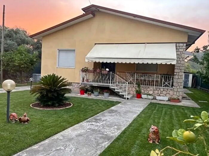 Casa con 9 locali in vendita in Massa