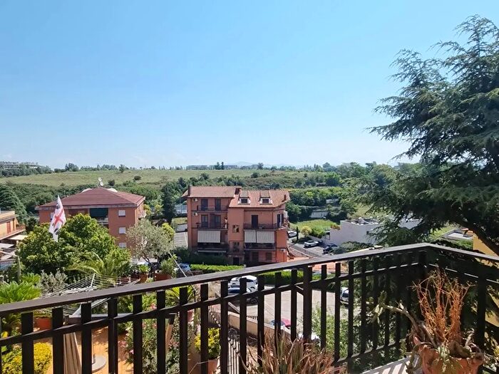 Appartamento trilocale in vendita in Via Barberino di Mugello, Roma