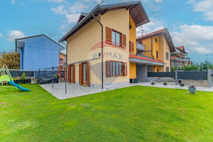 Casa quadrilocale in vendita in Via Cesare Battisti, Cairate