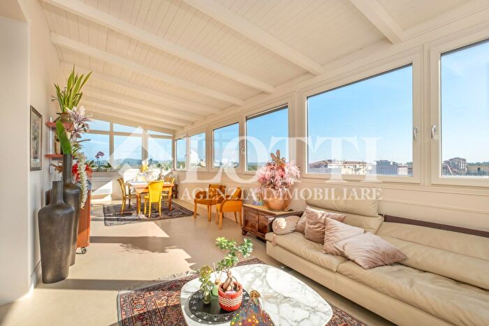 Appartamento con 6 locali in vendita in Uigi Stefanelli, Pontedera