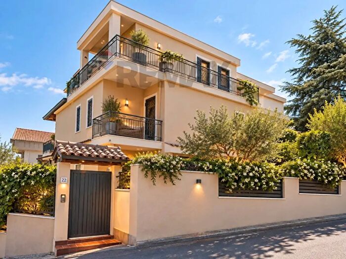 Casa con 15 locali in vendita in Via Dante Maiorana, Gravina Di Catania