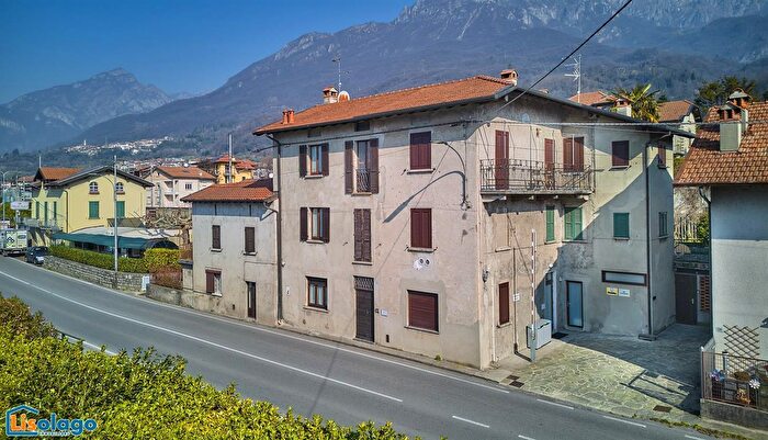 Casa con 6 locali in vendita in Via Nazionale, Abbadia Lariana