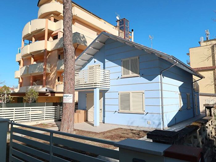 Casa con 5 locali in affitto in Viale Italia, Centro, Cervia