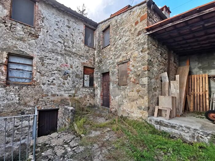 Casa quadrilocale in vendita in Lucca