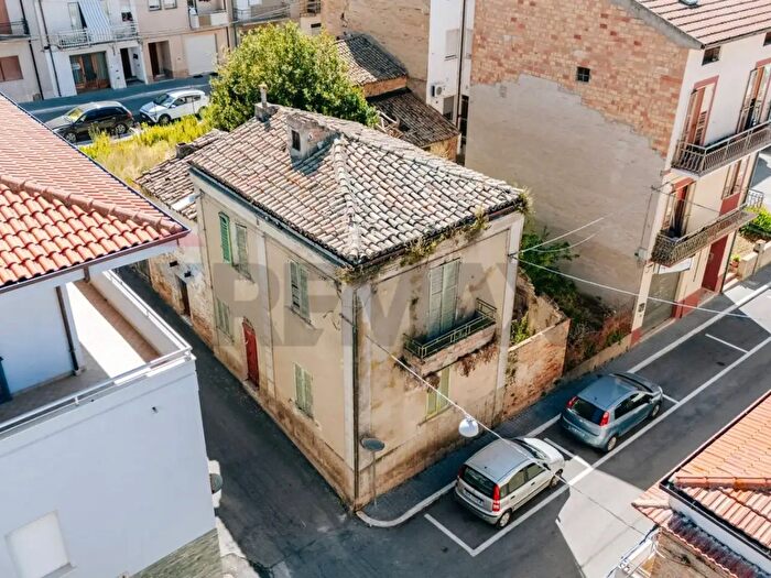 Casa con 8 locali in vendita in Cupello