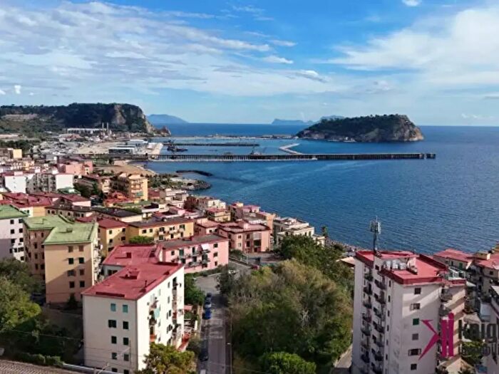 Appartamento con 5 locali in vendita in Via San Gennaro Agnano, Pozzuoli