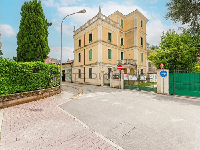 Appartamento trilocale in affitto in Torino, Centro, Bassano del Grappa