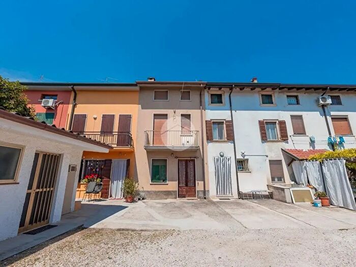 Casa con 5 locali in vendita in Via Giuseppe Mazzini, Villafranca Di Verona