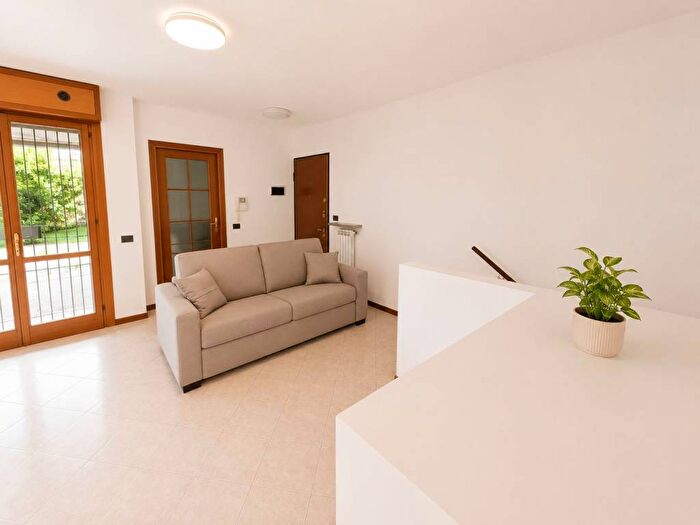 Appartamento con 5 locali in affitto in Via Giambellino, Giambellino, Milano
