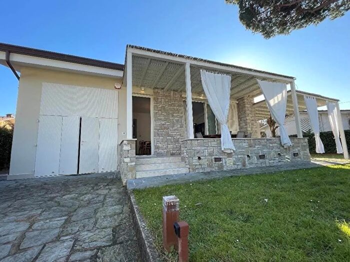 Casa con 7 locali in vendita in Pietrasanta