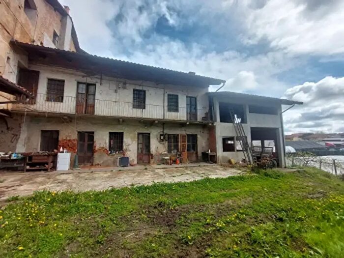 Casa con 6 locali in vendita in Manta