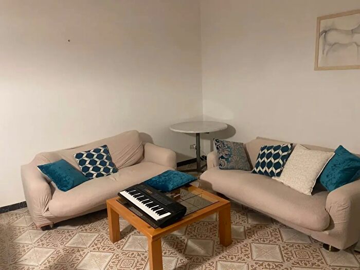 Casa con 6 locali in vendita in Luni