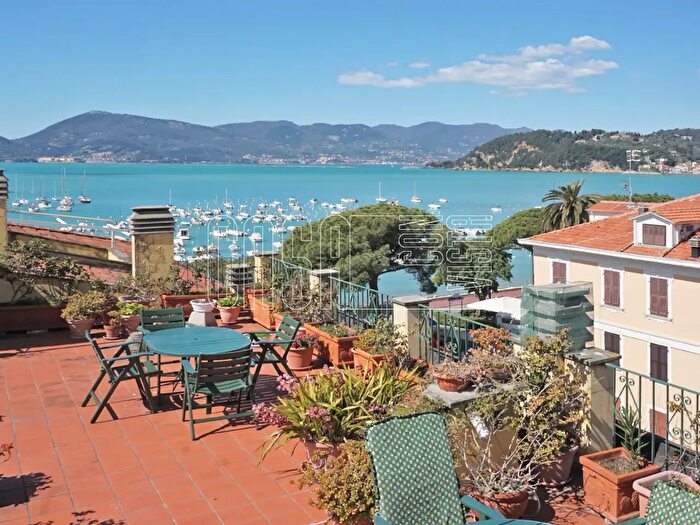 Appartamento con 13 locali in vendita in Via Roma, Lerici