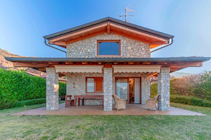 Casa quadrilocale in vendita in Via San Michele, Pisogne