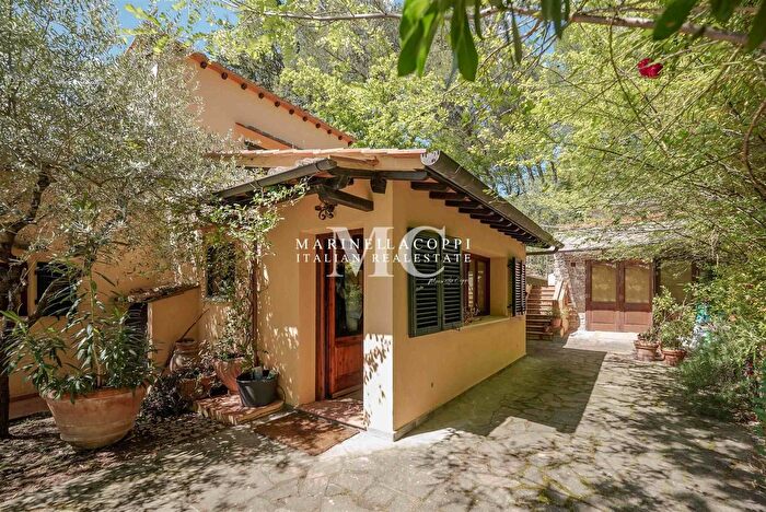 Casa con 6 locali in vendita in Impruneta