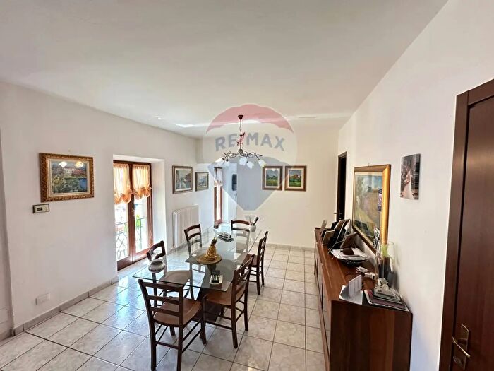Appartamento quadrilocale in vendita in Via del Quartiere, Marchirolo