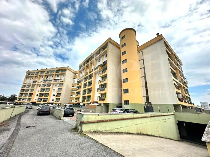 Appartamento trilocale in vendita in Via Carlo Poma, Pomezia