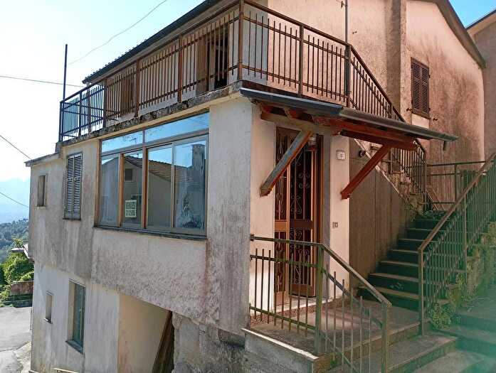 Casa con 7 locali in vendita in Località Cerco Frazione Ricco, Tresana
