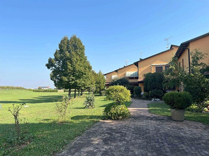 Casa con 5 locali in vendita in Calderara di Reno, Calderara Di Reno