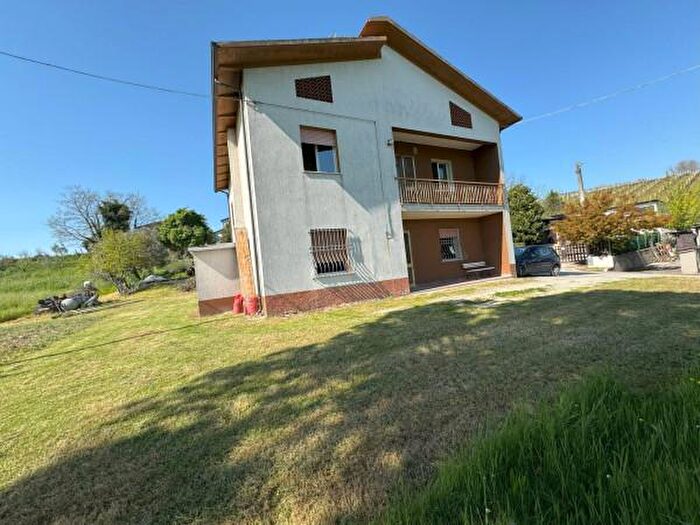 Casa con 6 locali in vendita in Coriano