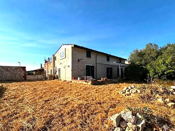 Casa con 6 locali in vendita in Ragusa