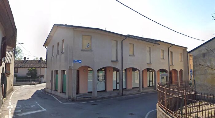 Casa con 6 locali in vendita in Pandino
