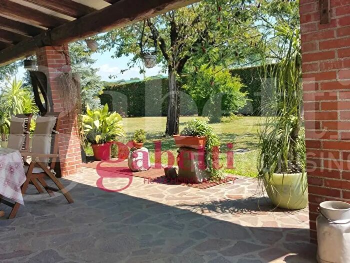 Casa con 10 locali in vendita in Pradamano