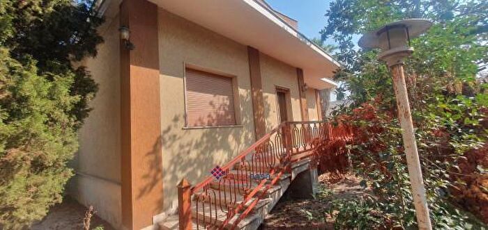 Casa con 6 locali in vendita in Via Ugo Foscolo, Neviano