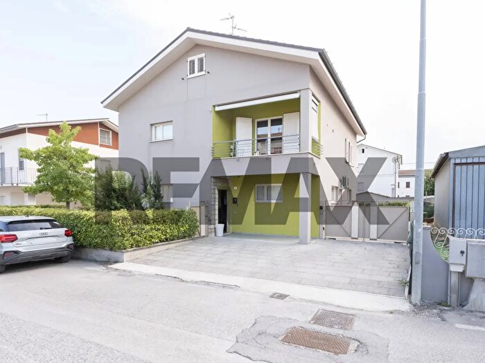 Casa con 7 locali in vendita in Via Gaspare Spontini, Serra De' Conti