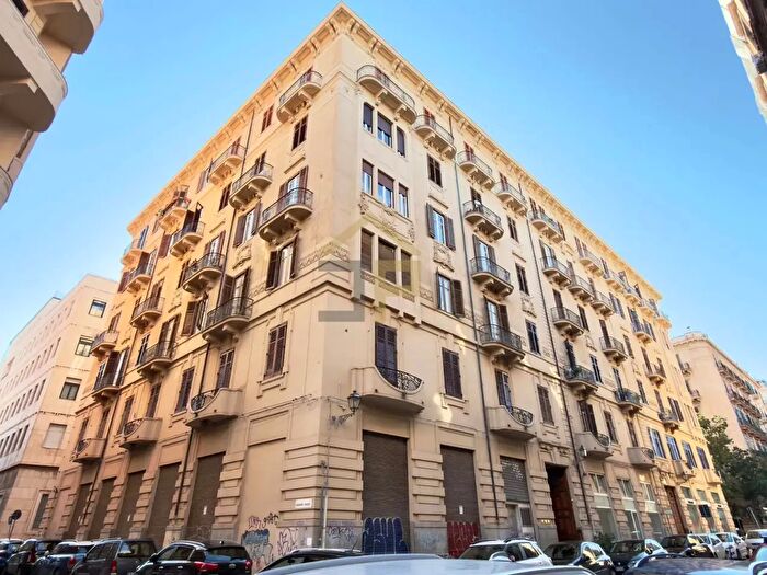 Appartamento con 8 locali in vendita in Via Milano, Palermo